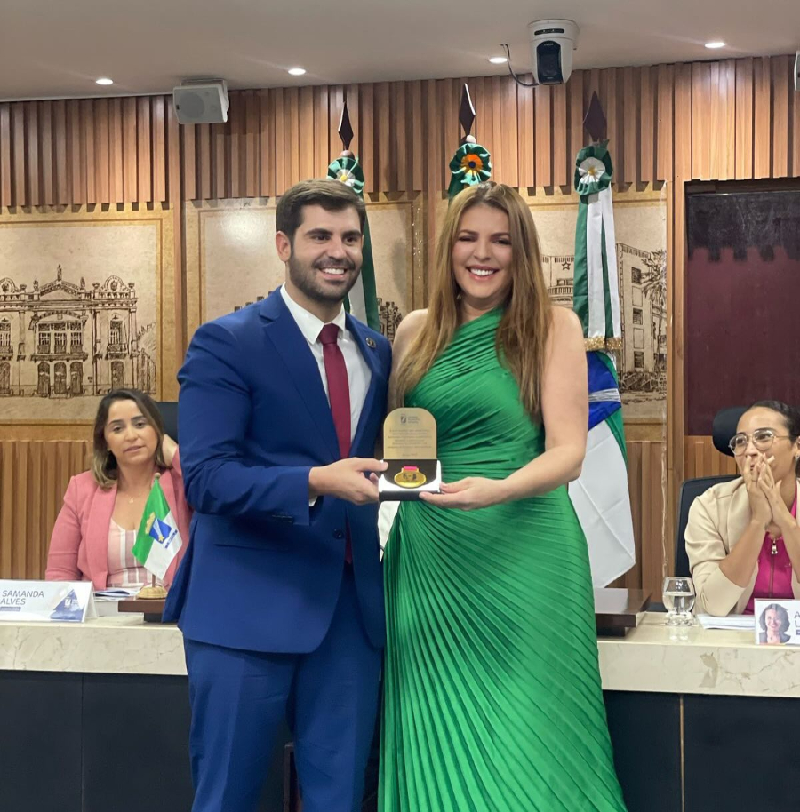 Nina Souza recebe Comenda Júlia Alves e se destaca como símbolo da força feminina em Natal!